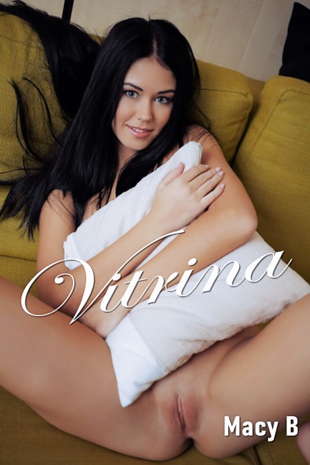 Снимки модели Мейси Б. в домашней обстановке