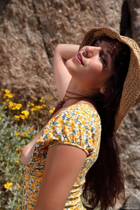 Летняя радость: Элена Генери в природе