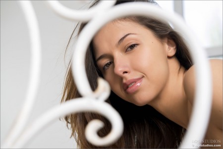 Нежная эротика: Надин Б в домашней обстановке