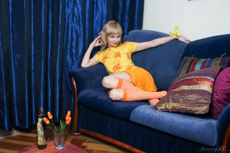 Веселая Cindy B: Обнаженная домашняя фотосессия