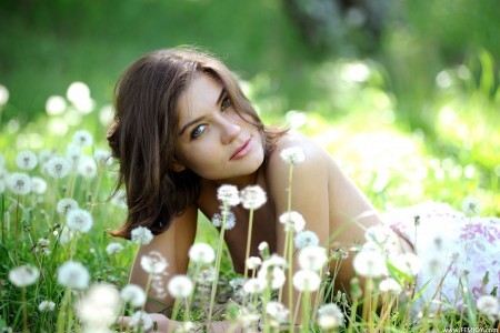 Нежная летняя откровенная фотосессия в природе