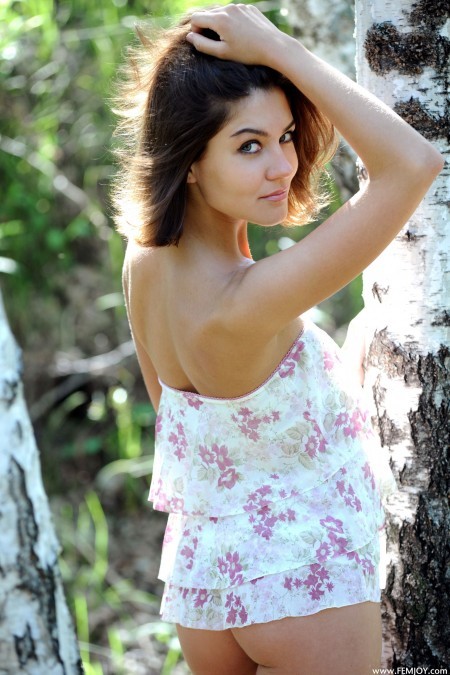 Нежная летняя откровенная фотосессия в природе