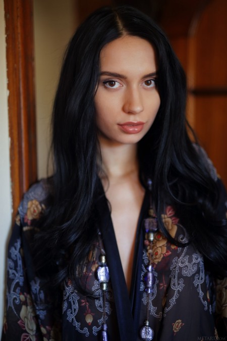 Изысканная модель в эротической фотосессии