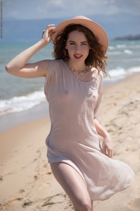 Соблазнительная летняя фэшн-модель на песке