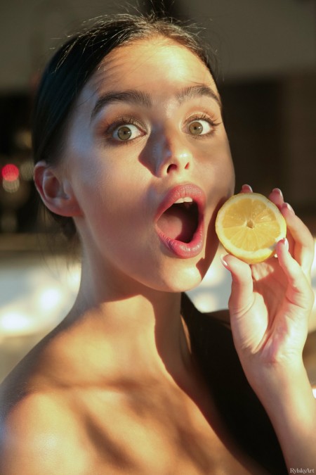 Свежие фрукты: взгляд летней красавицы