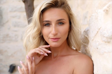 Кара Мелл: изысканная модель летней природы