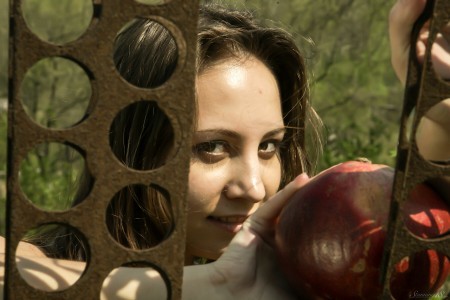 Летняя эротика: портрет модели на природе