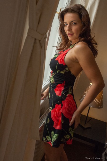 Счастливая Сара в домашней обстановке