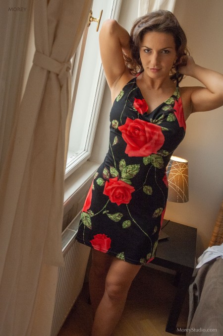 Счастливая Сара в домашней обстановке