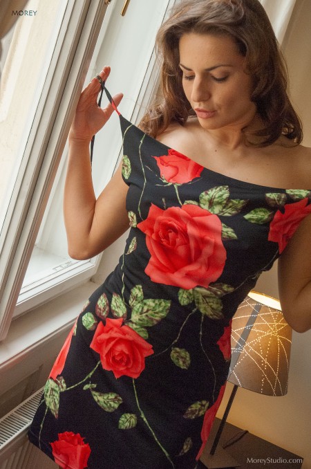 Счастливая Сара в домашней обстановке