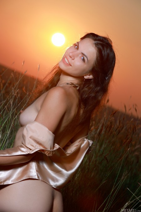 Летнее наслаждение: обнаженная красота в природе