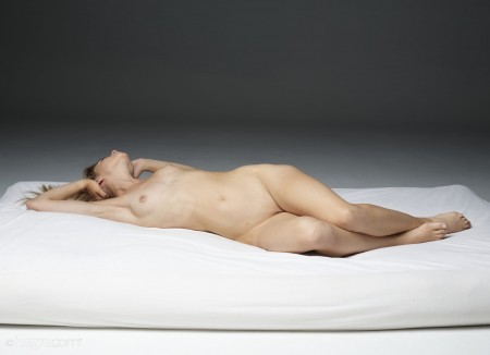 Октябрьская эротическая фотосессия с чувственной блондинкой