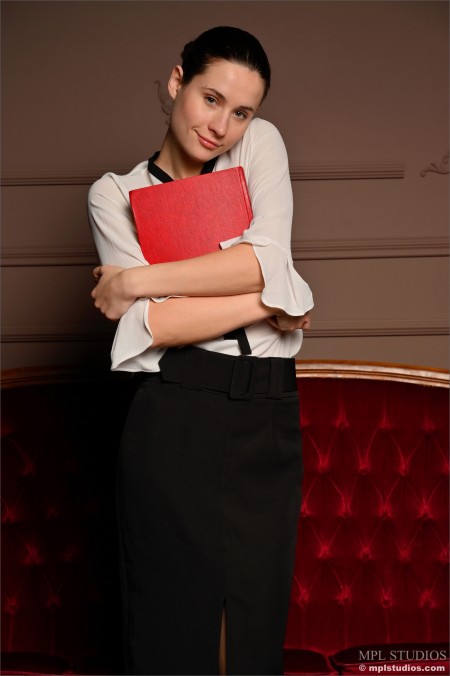 Соблазнительная бизнес-леди позирует голой