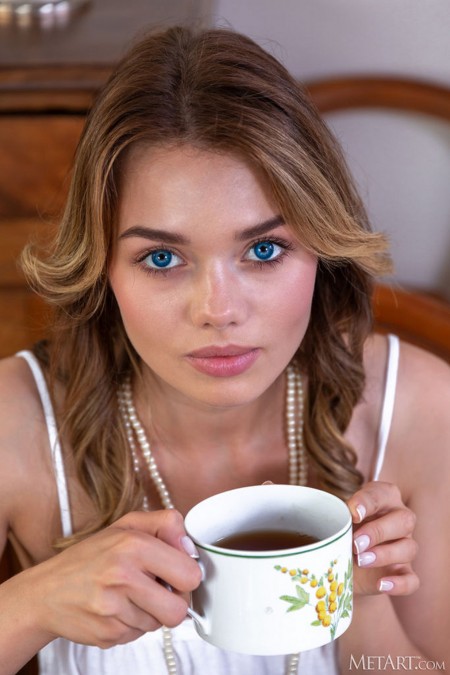 Чувственная домашняя фотосессия с Кейрой Блу