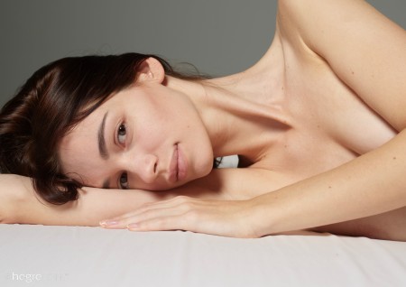 Молодая модель в постели