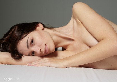 Молодая модель в постели