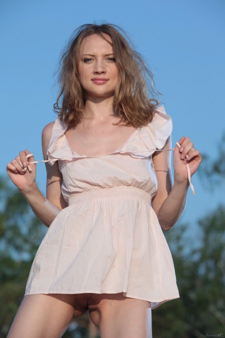 Летний фэшн-модель в природе