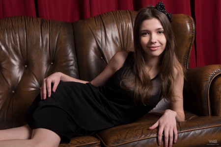 Грациозная модель Milla A в эротической фотосессии