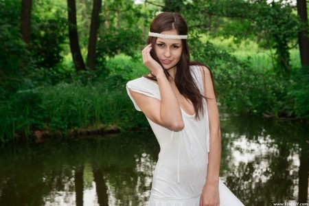 Летняя богиня природы у реки