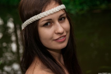 Летняя богиня природы у реки