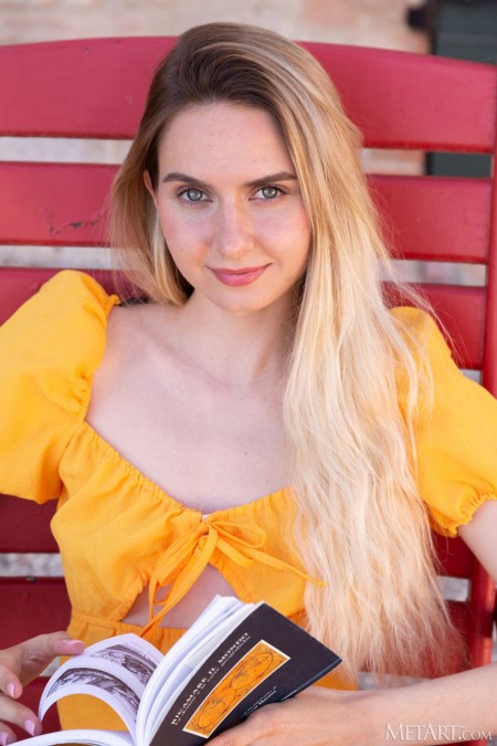 Счастливая Эмили на летней природе