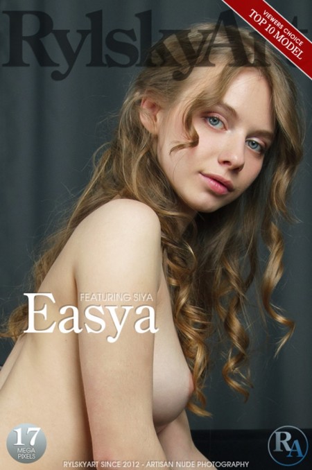 Соблазнительная блондинка Siya A в фотосессии