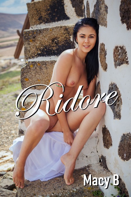 Счастливое летнее фото девушки Мэйси