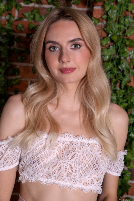Настя Нимфа: чувственная блондинка в эротической фотосессии