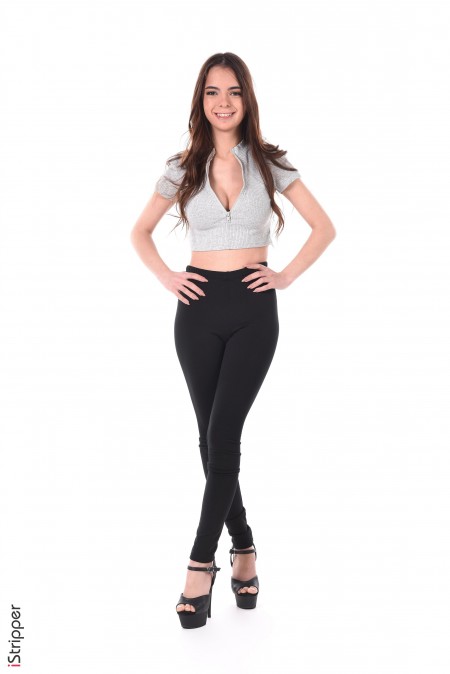 Нежная эротическая фотосессия с улыбающейся моделью