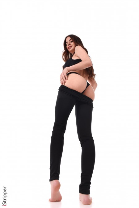 Нежная эротическая фотосессия с улыбающейся моделью