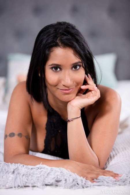 Алика Пенагос: интимная фотосессия в постели