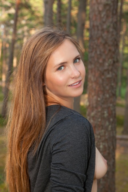 Эротическая фотосессия счастливой девушки на природе