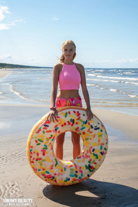 Летнее веселье на пляже с Наной