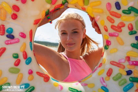 Летнее веселье на пляже с Наной