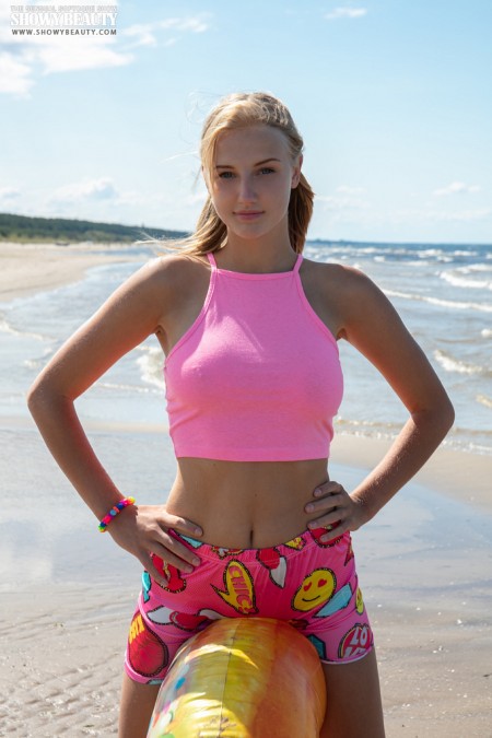 Летнее веселье на пляже с Наной