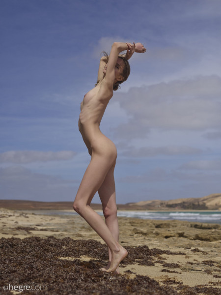 Летний релакс на пляже с обнаженной Прозерпиной