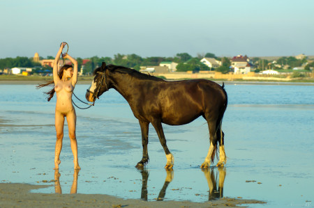 Летний портрет девушки с лошадью