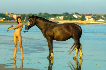 Летний портрет девушки с лошадью