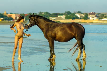 Летний портрет девушки с лошадью