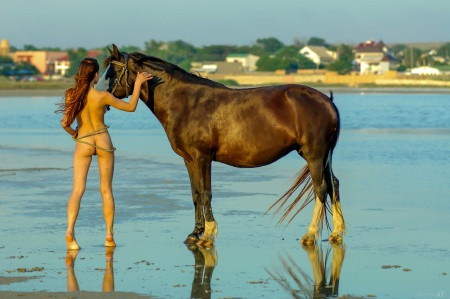 Летний портрет девушки с лошадью