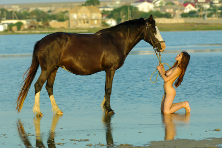 Летний портрет девушки с лошадью