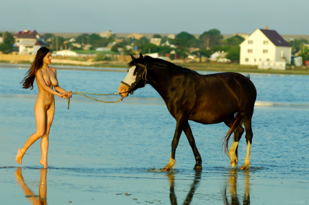 Летний портрет девушки с лошадью