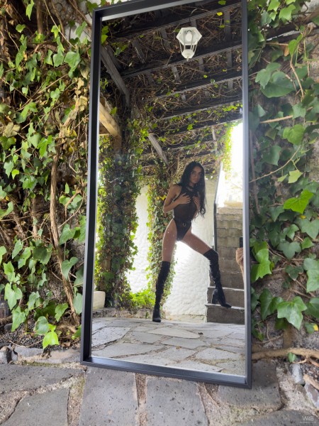 Летняя элегантность: она с улыбкой