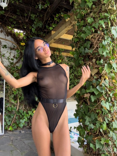 Летняя элегантность: она с улыбкой