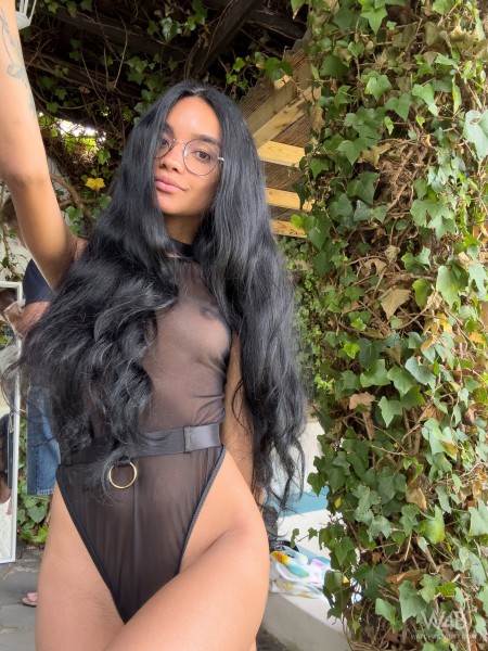 Летняя элегантность: она с улыбкой