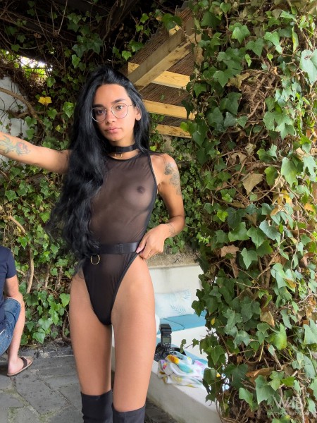 Летняя элегантность: она с улыбкой