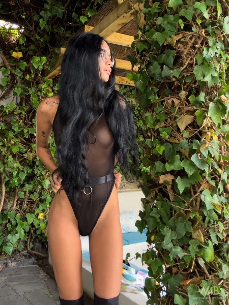 Летняя элегантность: она с улыбкой