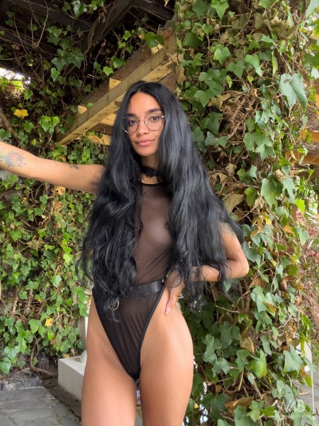 Летняя элегантность: она с улыбкой