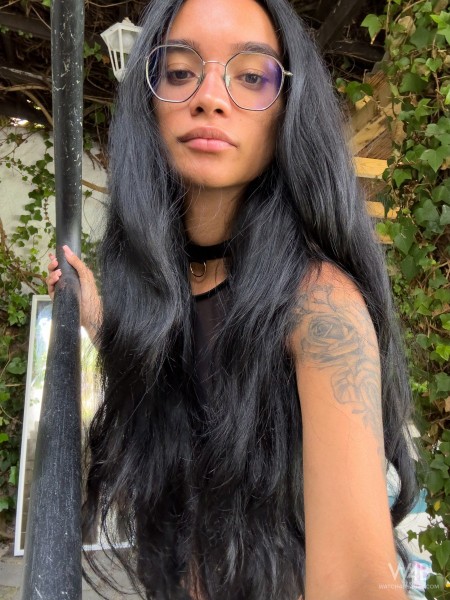 Летняя элегантность: она с улыбкой