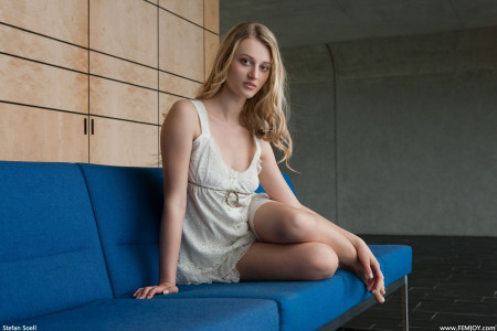 Счастливая блондинка позирует голая на диване